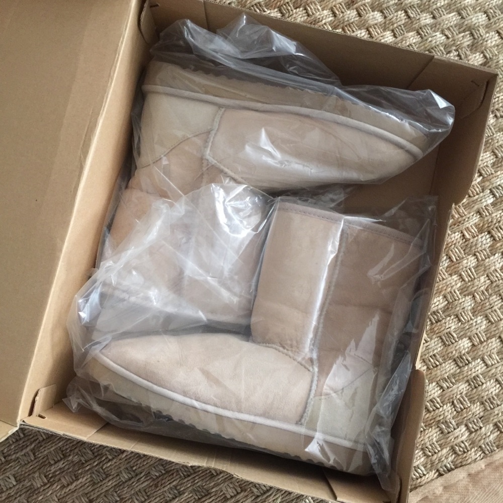 UGG Classic Short. Sand, size 7 (fits 7 1/2 & 8). - Picture 2 of 8